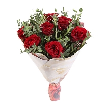 Цветы: Букет из 7 красных роз с зеленью